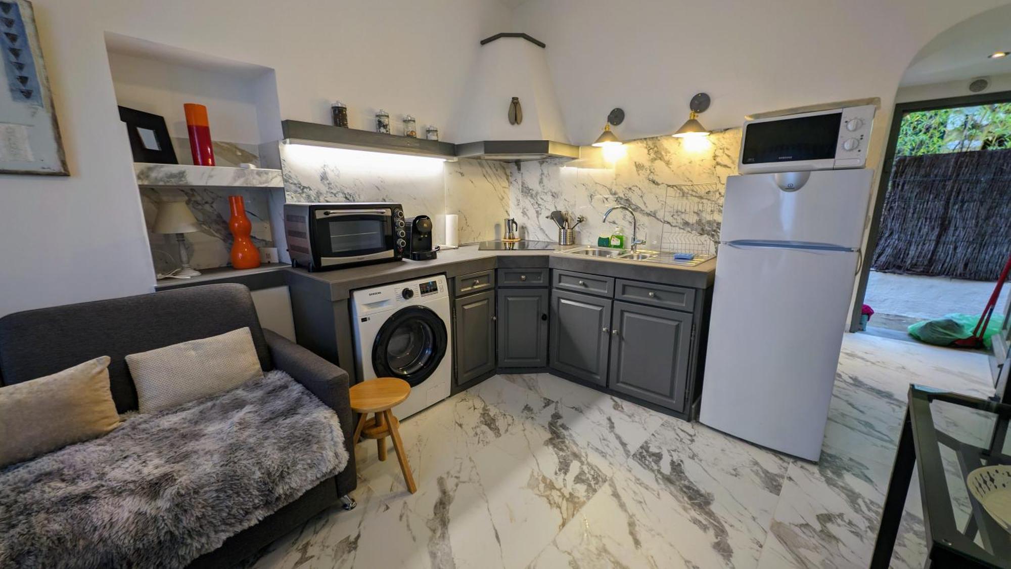 D'angeline, Car Needed, Vehicule Necessaire Apartment