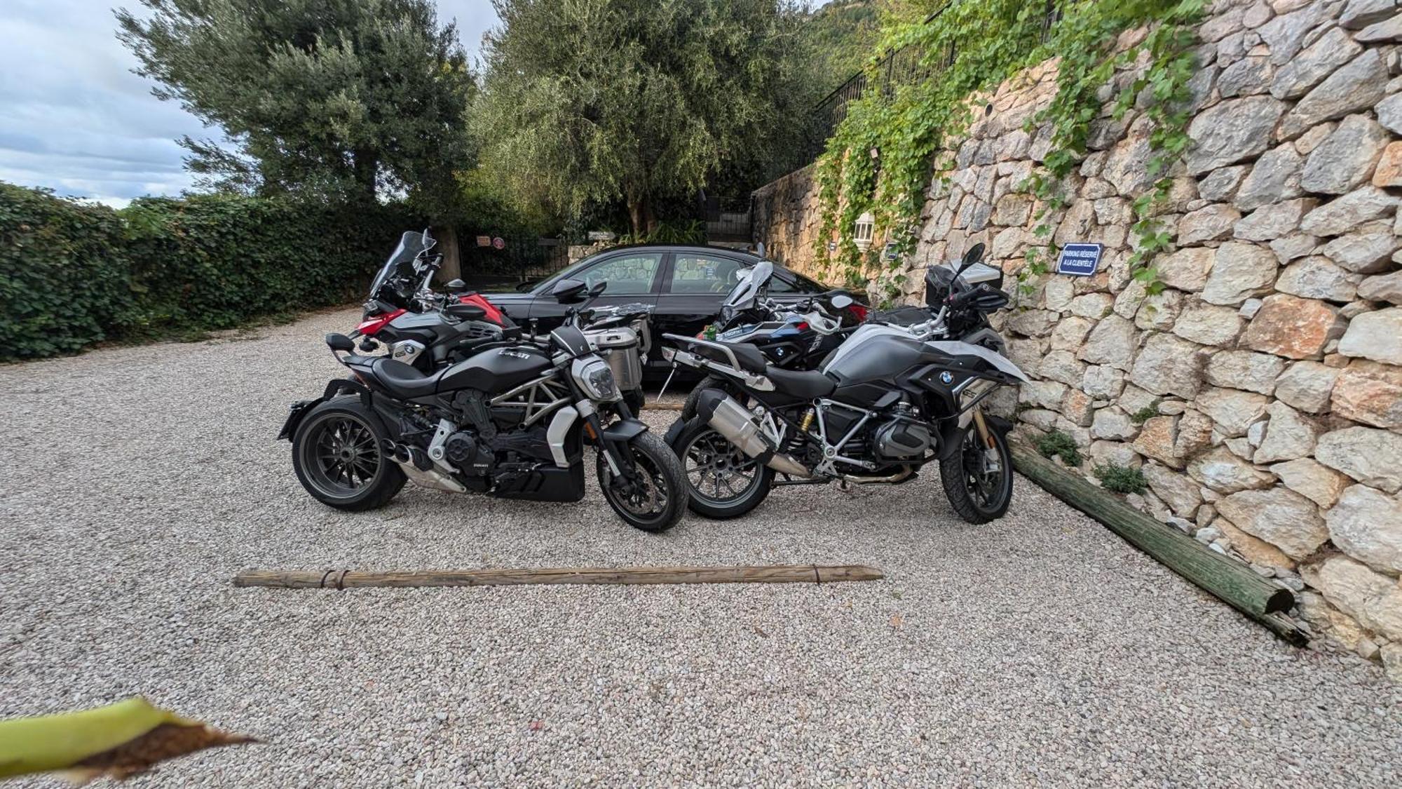 D'angeline - Vue Jardin Commun Parking Voiture Obligatoire 10min Voiture Monaco Route Etroite Pente Raide Croisement Limite Photos - Sea View Shared Garden Parking Car Mandatory 10min Car Monaco Narrow Steep Road Limited Passing P Apartment
